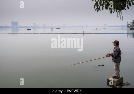 Vietnam, Hanoi, Tay Ho, Lac de l'Ouest, pêcheur Banque D'Images