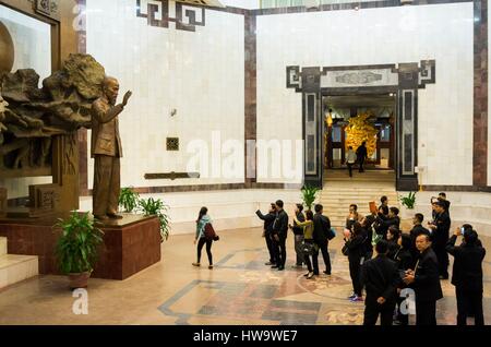 Vietnam, Hanoi, Ho Chi Minh, le Musée Ho Chi Minh statue Banque D'Images