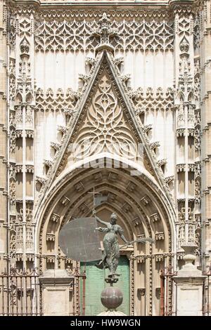 Espagne, Andalousie, Sevilla, El Giraldillo en face de la porte de San Cristobal, copie de l'original de la Giralda imposante tour de l'ancien minaret mosquée maintenant Santa Maria de la Sede cathédrale classée au Patrimoine Mondial de l'UNESCO Banque D'Images