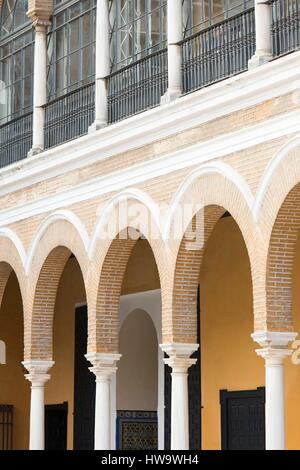 Espagne, Andalousie, Séville, l'Alacazar (Reales Alcazares de Sevilla) inscrite au Patrimoine Mondial de l'UNESCO, détail d'architecture à l'extérieur de la Casa de la contratacion et Cuarto del Almirante à côté 14e siècle Don Pedro (Pierre le premier appelé aussi le Cruel) également appelé Palais Palacio mudéjar mudéjar (Palace) dans le Patio de la Monteria Banque D'Images