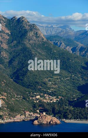 France, Corse du Sud, Golfe de Porto, classé au Patrimoine Mondial par l'UNESCO, la tour génoise au-dessus du col de port de Porto (vue aérienne) Banque D'Images