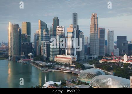 Singapour, ville vue surélevée au-dessus du réservoir de Plaisance, Dawn Banque D'Images