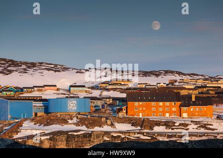 Le Groenland, baie de Disko, Ilulissat, vue sur la ville avec moonrise Banque D'Images