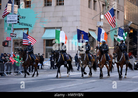 Le NYPD à cheval menant au New York City le jour de la Saint Patrick défilé dans la Cinquième Avenue. Banque D'Images