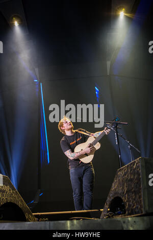 Turin Italie. 16 mars 2017. La chanteuse britannique ED SHEERAN effectue sur scène à PalaAlpitour au cours de la tournée "diviser" 2017 Banque D'Images