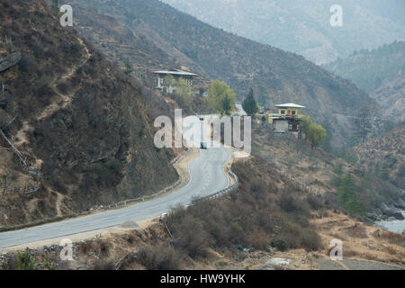 Le Bhoutan, route entre Thimphu et Paro. Banque D'Images