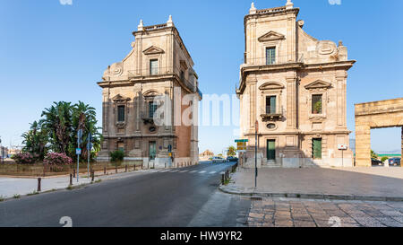 Palerme, Italie - le 24 juin 2011 : Porta Felice est monumentale porte de ville à La Cala (vieux port) à Palerme. Porta Felice a été construit en style Renaissance et baroq coiffeuse Banque D'Images