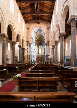 CEFALU, ITALIE - 25 juin 2011 : à l'intérieur du Duomo di Cefalu en Sicile. - La Cathédrale Basilique de Cefalu a été érigée en 1131 dans l'architecture normande sty Banque D'Images