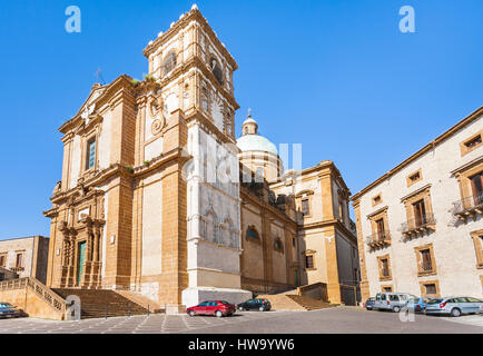 PIAZZA ARMERINA, ITALIE - 29 juin 2011 : Cathédrale dans la ville de Piazza Armerina en Sicile. La cathédrale baroque a été construit en 17e et 18e 100, sur les 1 Banque D'Images