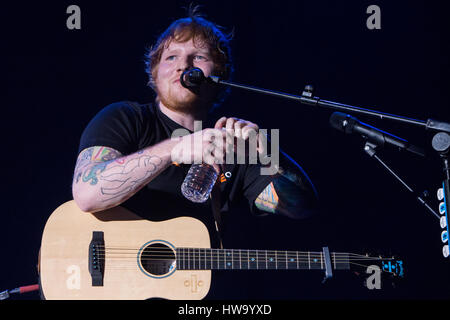 Turin Italie. 16 mars 2017. La chanteuse britannique ED SHEERAN effectue sur scène à PalaAlpitour au cours de la tournée "diviser" 2017 Banque D'Images