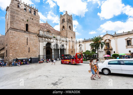 MONREALE, ITALIE - 25 juin 2011 : les touristes et les bus sur place du Duomo di Monreale ville en Sicile. La cathédrale de Monreale est l'un des plus grands exam Banque D'Images