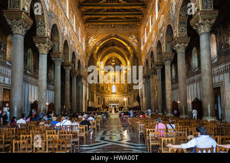 MONREALE, ITALIE - 25 juin 2011 : les visiteurs de l'intérieur Duomo di Monreale en Sicile. La cathédrale de Monreale est l'un des plus grands exemples de Norman a Banque D'Images