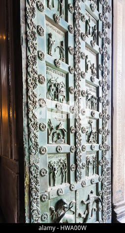 MONREALE, ITALIE - 25 juin 2011 : portes de bronze de Duomo di Monreale en Sicile. La cathédrale de Monreale est l'un des plus grands exemples d'arche normande Banque D'Images