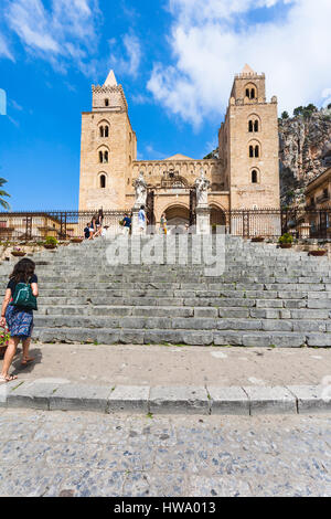 CEFALU, ITALIE - 25 juin 2011 : les gens près de la porte au Duomo di Cefalu en Sicile. - La Cathédrale Basilique de Cefalu a été érigée en 1131 dans l'Arkien Norman Banque D'Images