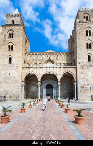 CEFALU, ITALIE - 25 juin 2011 : les touristes près de l'entrée de Duomo di Cefalu en Sicile. - La Cathédrale Basilique de Cefalu a été érigée en 1131 dans l'un de Norman Banque D'Images