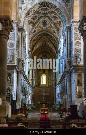 CEFALU, ITALIE - 25 juin 2011 : Autel de Duomo di Cefalu en Sicile. - La Cathédrale Basilique de Cefalu a été érigée en 1131 dans l'architecture normande styl Banque D'Images