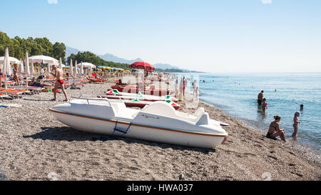 FLUMEFREDDO DI SICILIA, ITALIE - 2 juillet 2011 : des bateaux et des gens sur la plage Spiaggia di Marina di Cottone sur la côte de la mer Ionienne en Sicile. Cette plage est sous Banque D'Images