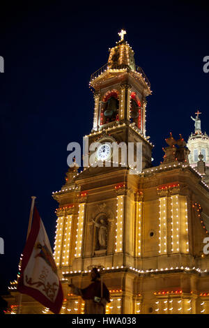 Église du Sacré-Cœur de Jésus éclairée le soir pour célébrer le festivale Banque D'Images