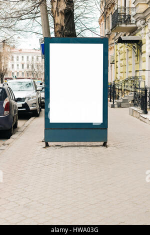 Blank billboard Publicité sur le trottoir dans la vieille ville, l'ossature verticale Banque D'Images