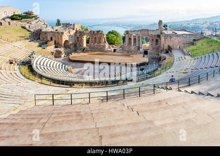 TAORMINA, ITALIE - 2 juillet 2011 : les touristes dans l'ancien théâtre grec (Teatro Greco) dans la ville de Taormina en Sicile. Arena a été construite au iiie siècle avant J.-C.. Banque D'Images