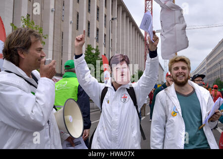 Les participants de la manifestation nationale contre la politique actuelle du gouvernement montrant des caricatures portent échoue pendant leur marche le Jeudi, Septembre 2 Banque D'Images