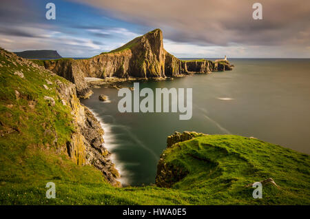 Falaises de Neist Point Cape et phare, île de Skye, Écosse Banque D'Images