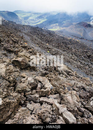 Voyage d'Italie - pente avec champ de lave durcie sur le mont Etna en Sicile en journée d'été Banque D'Images