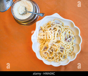 Voyage d'Italie, la cuisine italienne - voir ci-dessus des spaghetti alla carbonara sur la plaque en Sicile Banque D'Images