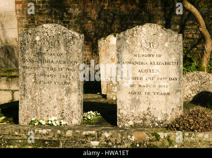 Les pierres tombales de Cassandra Austen & Cassanda Elizabeth Austen la mère et Sœur respectivement de l'auteur Jane Austen à St Nicholas Church ,Chaw Banque D'Images