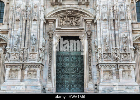 Duomo de Milan, Italie. Détail de façade et porte d'entrée principale de la cathédrale de Milan en place du Duomo Banque D'Images