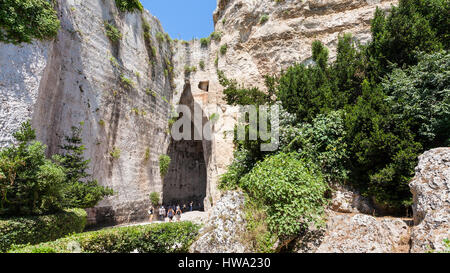 Voyage d'Italie - touristes près de Orecchio di Dionisio (Oreille de Denys) grotte dans Temenites latomie del Paradiso Hill dans le domaine du Parc archéologique de Banque D'Images