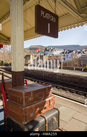 La ville de Llangollen et pont sur la rivière Dee vue à partir de la plate-forme de la gare ferroviaire historique Banque D'Images