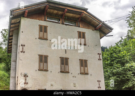 Une ancienne école dans les alpes françaises le long du sentier de randonnée du Mont Blanc. Banque D'Images
