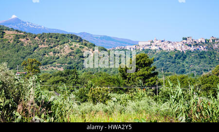 Voyage d'Italie - vue de campagne en Sicile avec jardins verts, la montagne de l'Etna, Ville Castiglione di Sicilia Banque D'Images