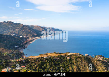 Voyage d'Italie - voir de Letojanni resort et la côte de la mer Ionienne à partir de la ville de Taormina en Sicile en été twilight Banque D'Images