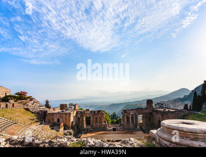 Voyage d'Italie - bleu ciel crépusculaire au Teatro Greco antique (théâtre grec) dans la ville de Taormina en Sicile Banque D'Images