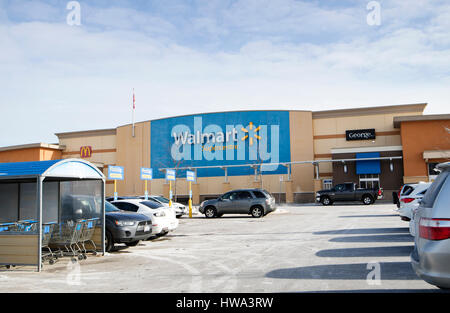 BRAMPTON, CANADA - LE 12 MARS 2017 : Walmart Supercenter entrée dans Brampton, Ontario, Canada. Walmart est le troisième société publique Banque D'Images