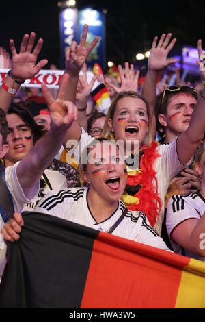 Berlin, Allemagne, Juillet 8th, 2014 : Fans watch jeu FIFA Worldcup Germany v Brésil sur grand écran. Banque D'Images