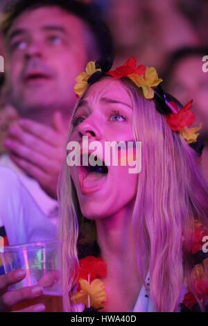 Berlin, Allemagne, Juillet 8th, 2014 : Fans watch jeu FIFA Worldcup Germany v Brésil sur grand écran. Banque D'Images