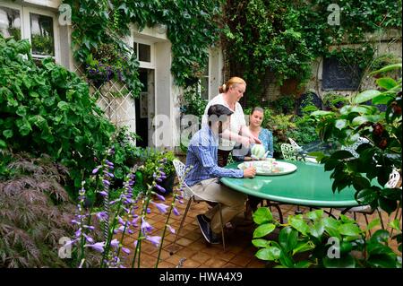 La France, Aisne, Chateau Thierry, Le Jardin des Fables de colle et le petit-déjeuner, l'heure du thé dans le jardin Banque D'Images