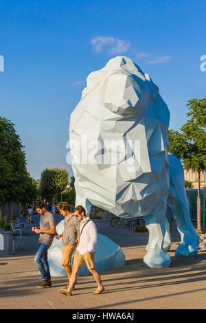 France, Gironde, Bordeaux rive droite, le Lion Bleu de Xavier Veilhan Banque D'Images