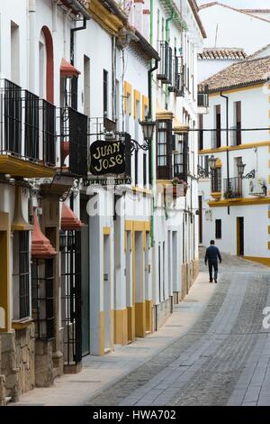 Espagne, Andalousie, province de Malaga, Ronda, façades de maisons dans une petite rue de la vieille ville Banque D'Images