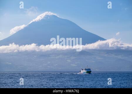 Le Portugal, l'archipel des Açores, île de Faial, vue à partir de Horta sur l'île de Pico et de son volcan, ferry Banque D'Images
