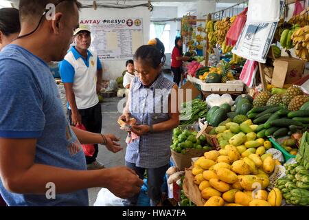 Aux Philippines, la province d'Ifugao, marché de la ville de Banaue, décrochage des fruits et légumes Banque D'Images