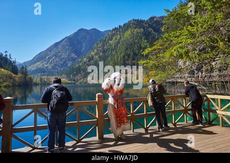 La Chine, la province du Sichuan Jiuzhaigou National Park, classé au Patrimoine Mondial par l'UNESCO, Panda lake Banque D'Images