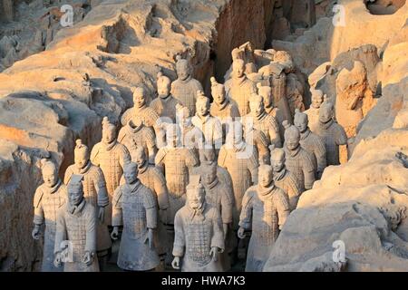 Chine, province du Shaanxi, Armée de terre cuite (dynastie des Qin), Xian armée de guerriers de terre cuite, Close up Vue de dessus de rangs de guerriers portant des armures Banque D'Images