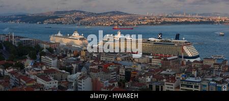 La Turquie, Istanbul, Bosphore, les bateaux de croisière sur le Bosphore Banque D'Images