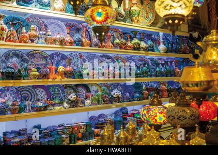 La Turquie, Istanbul, Beyazit, Kapali Carsi, Grand Bazar, marché couvert, scène de marché dans une ruelle de marché couverte Grand Bazar Banque D'Images