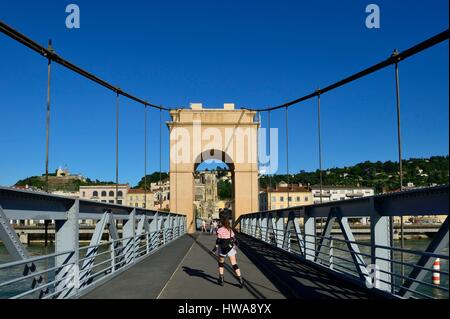 France, Isère, Vienne, pont suspendu sur le rhône Banque D'Images