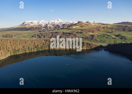 France, Puy-de-Dôme, Besse et Saint Anastaise, Parc Naturel Régional des Volcans d'Auvergne, Cezallier, Le Lac Pavin, maar volcanique, Monts n Banque D'Images